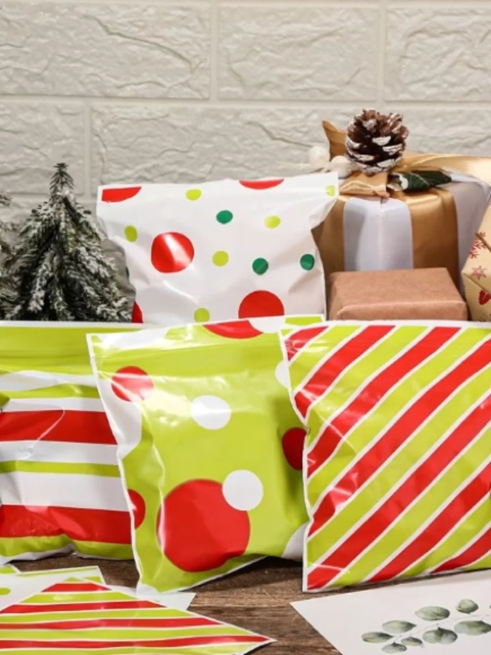 *Buy Now* Set of 25 Small Holiday Gift Bags